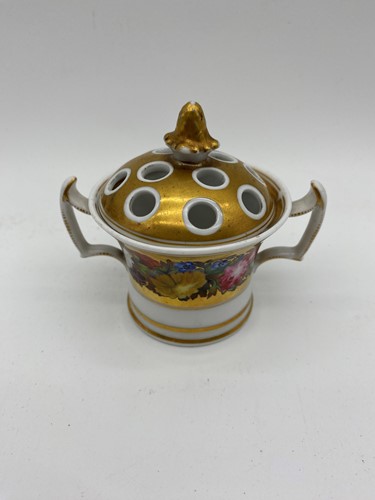 Lot 41 - A Worcester pot-pourri vase and cover, circa...