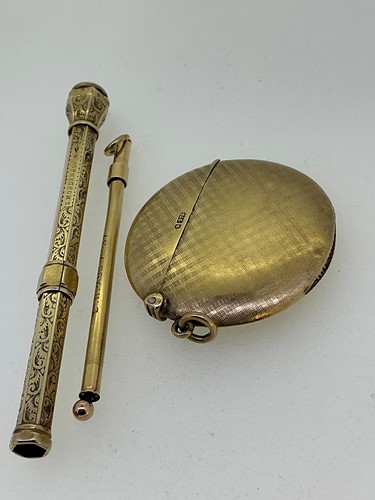 Lot 274 - A hallmarked 9ct gold vesta, together with a...