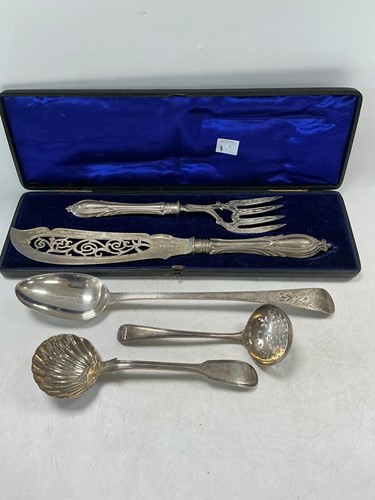 Lot 319 - A group of assorted silver to include a silver...