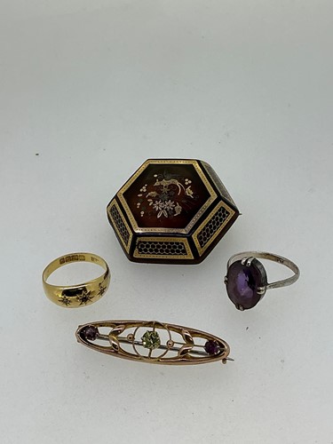 Lot 267 - A hallmarked 18ct gold ring (central stone...