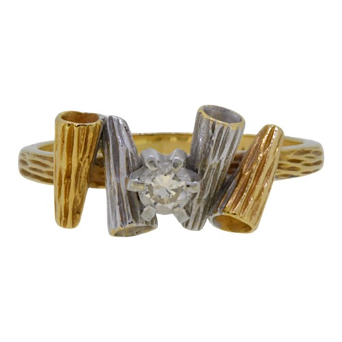 Lot 46 - A single stone diamond two colour dress ring