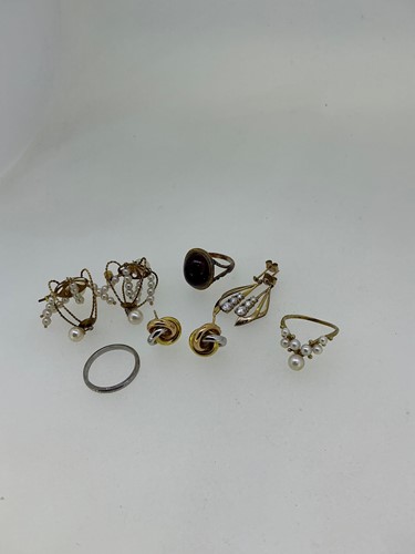 Lot 251 - A jewellery box containing a pair of knot...