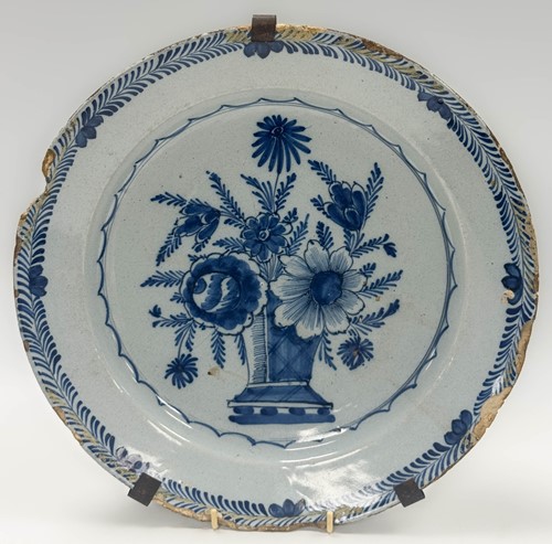 Lot 112 - An 18th century Delft or tin glazed charger...