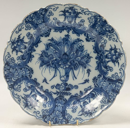 Lot 113 - An 18th century Delft or tin glazed charger...