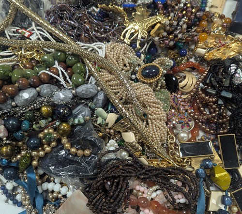 Lot 304 - A large collection of costume jewellery,...