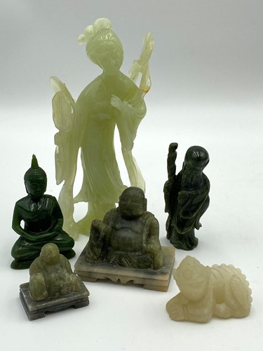 Lot 52 - A collection of Chinese jade carvings,...