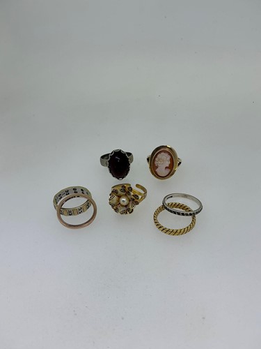 Lot 266 - A rope style band tested as 18ct gold weight 4....