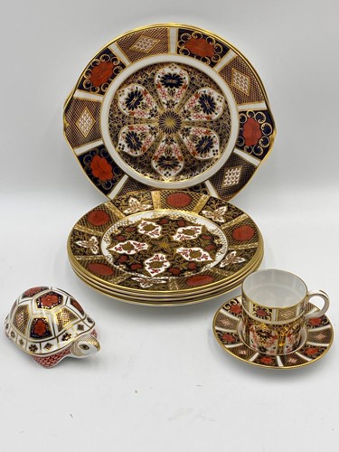 Lot 20 - A group of imari wares, Crown Derby, modern,...
