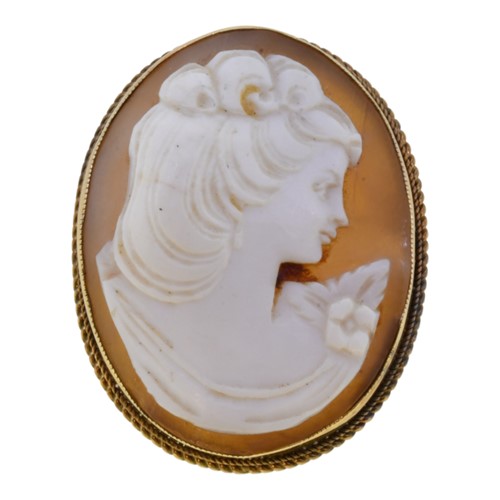 Lot 12 - A late 20th century 9ct gold shell cameo brooch