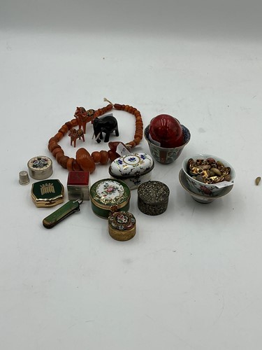 Lot 207 - 18th century Chinese tea bowls, mosaic trinket...