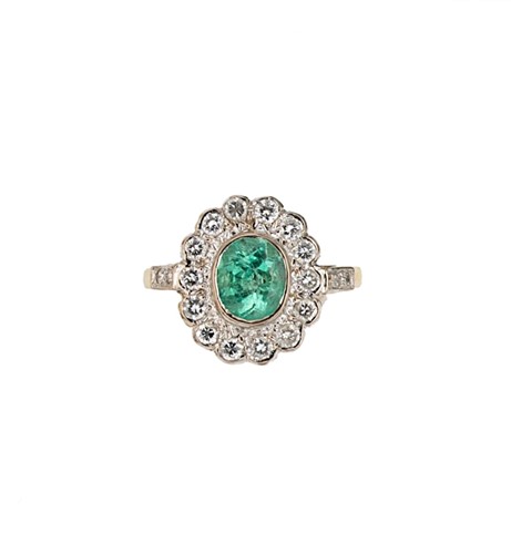 Lot 101 - An emerald and diamond cluster ring