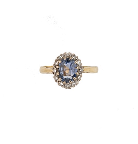 Lot 152 - A sapphire and diamond cluster ring