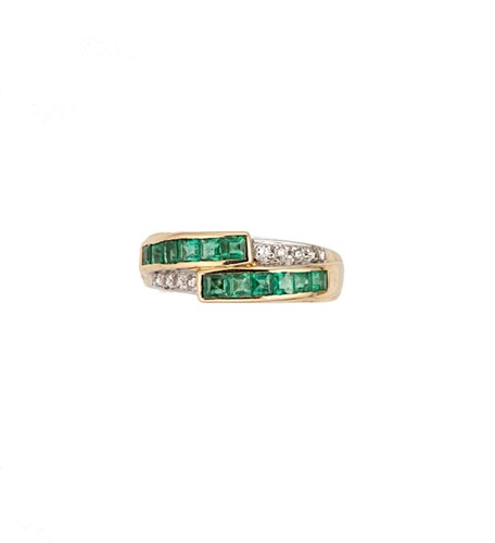 Lot 92 - An emerald and diamond crossover ring