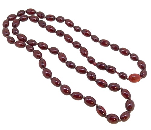 Lot 24 - A Bakelite bead necklace