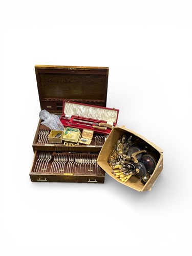 Lot 190 - An oak canteen of plated flatware and cutlery,...