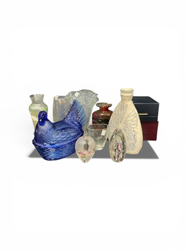 Lot 92 - Mixed glassware to include hen shaped blue...