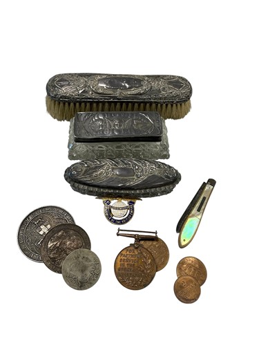 Lot 332 - A group of assorted items to include two...