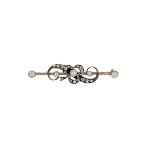 Lot 126 - An early 20th century pearl and diamond brooch
