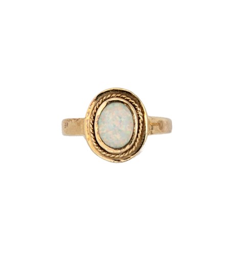 Lot 103 - A single stone opal ring