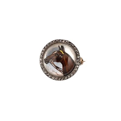 Lot 25 - A reverse painted intaglio brooch