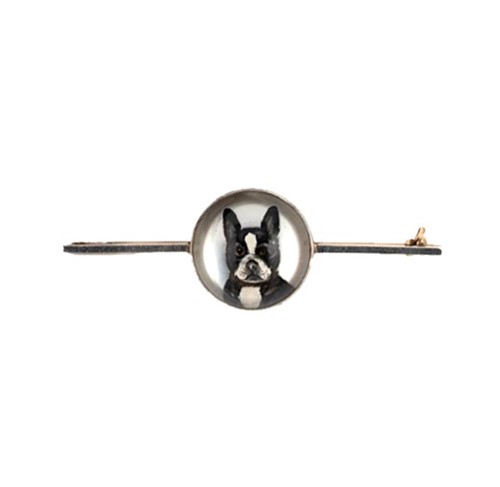 Lot 24 - A reverse painted intaglio brooch