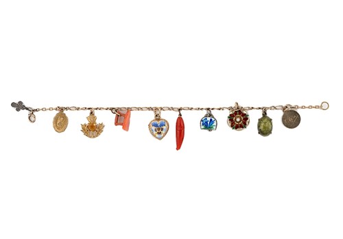 Lot 33 - A charm bracelet