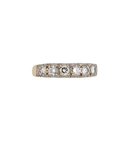 Lot 117 - An 18ct gold six stone diamond ring