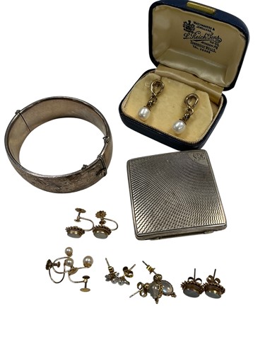 Lot 302 - A collection of jewellery and watches...