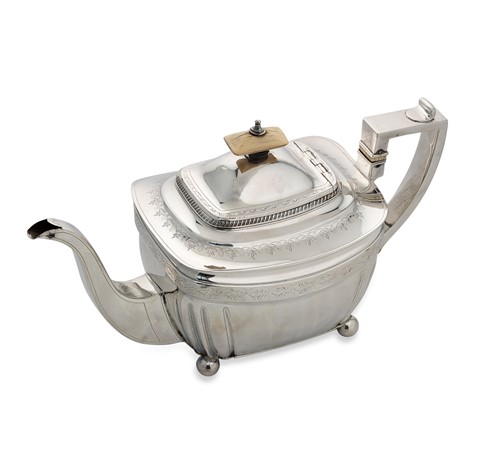Lot 340 - A George III hallmarked silver teapot