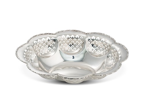 Lot 411 - A George V silver bread basket
