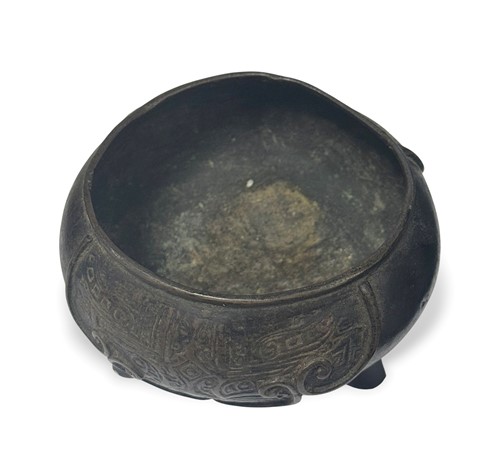 Lot 49 - A Chinese bronze small censer, late Ming or early Qing Dynasty, 17th or 18th century