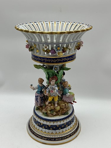 Lot 91 - A German porcelain figural centrepiece