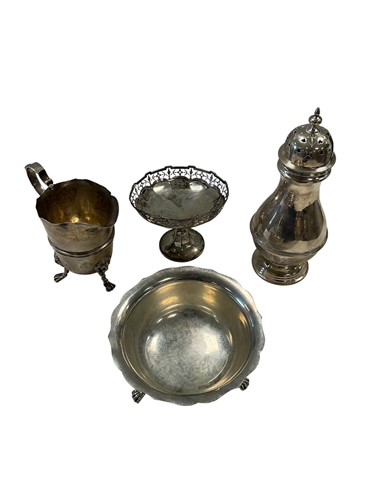 Lot 326 - A group of assorted silver to include a...
