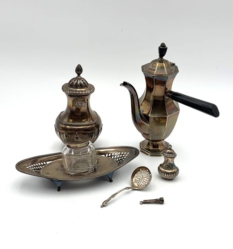 Lot 24 - A group of assorted hallmarked silver