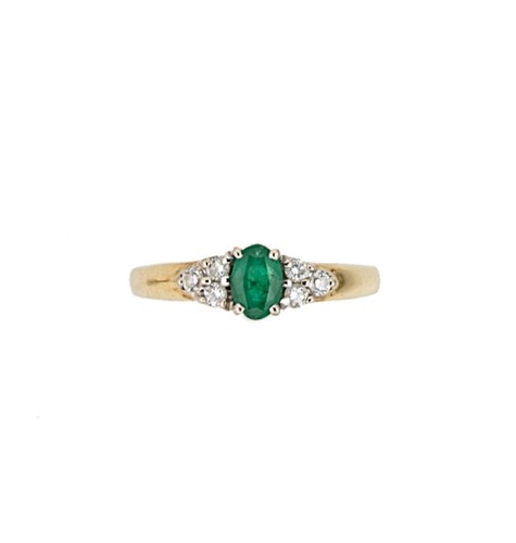 Lot 91 - An emerald and diamond ring