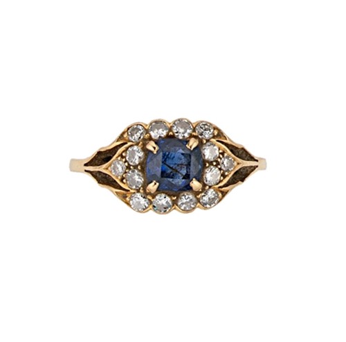 Lot 147 - A sapphire and diamond cluster ring