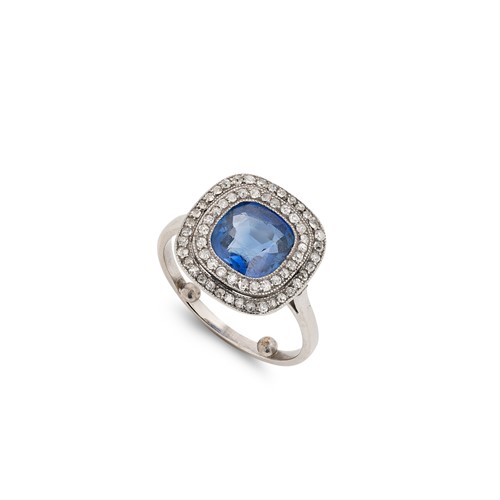 Lot 194 - An early 20th century sapphire and diamond cluster ring