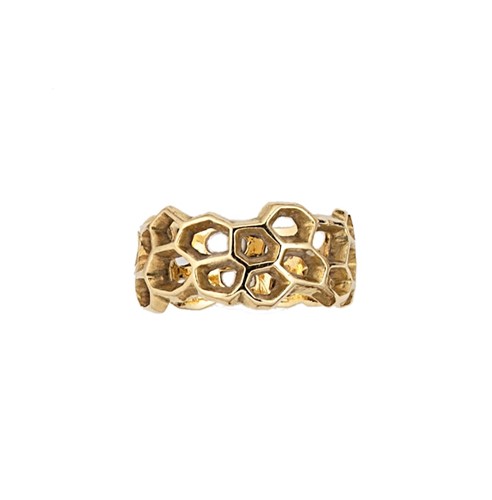 Lot 134 - A late 20th century 18ct gold honeycomb style ring