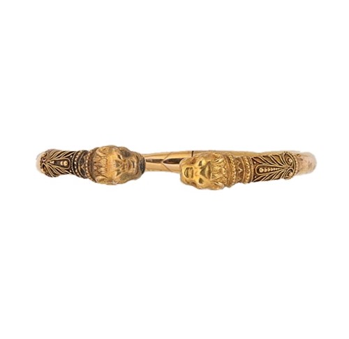 Lot 32 - An Etruscan revival double lion's head hinged bangle