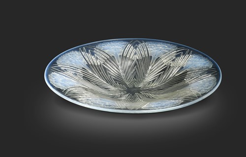 Lot 9 - Oeillets, an R.Lalique opalescent and polished glass dish