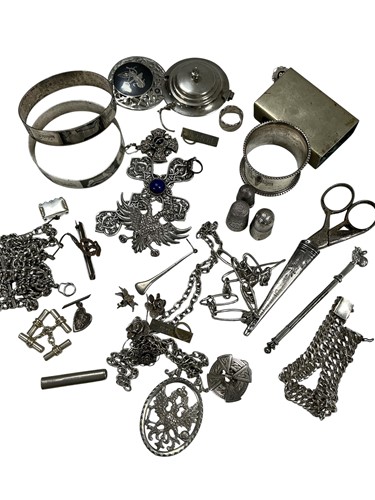 Lot 285 - A collection of silver jewellery and objects