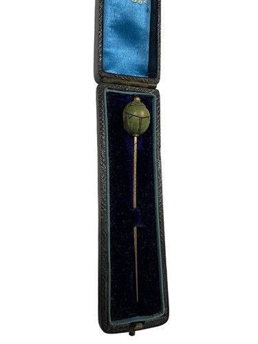 Lot 301 - A cased scarab beetle stick pin, tested as 9ct...