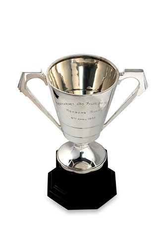 Lot 415 - Newmarket and Thurlow Hunt - A George V silver trophy