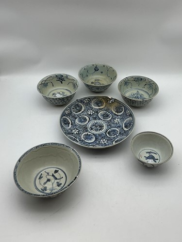 Lot 62 - Five provincial Ming and later blue and white...