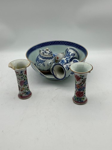 Lot 210 - A Chinese export porcelain small blue and...