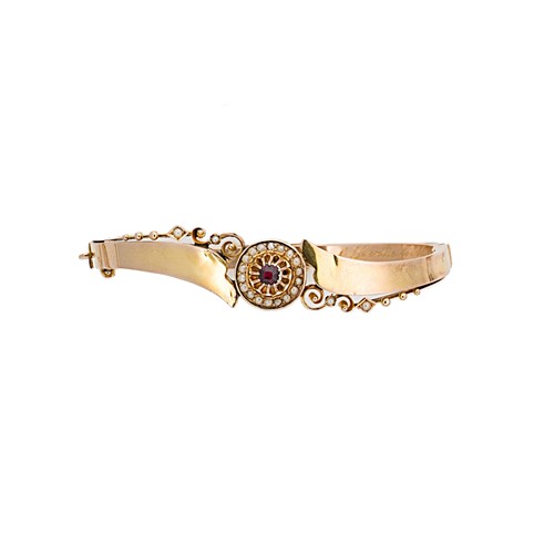 Lot 62 - A late Victorian garnet and split pearl bangle