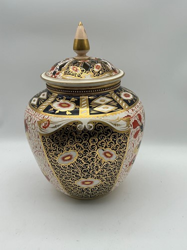Lot 10 - A large Davenport Imari pattern pot pourri jar...