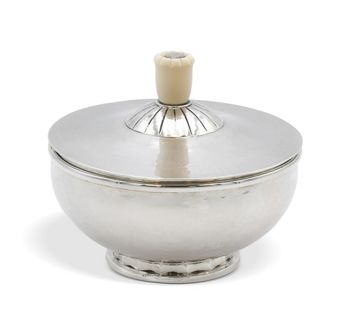 Lot 102 - Sidney James Sparrow, a lidded silver bowl
