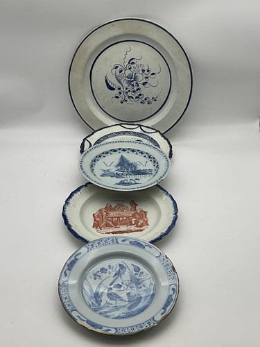 Lot 73 - A pair of pearlware blue and white plates...