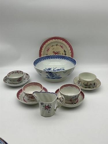 Lot 33 - A Worcester tea bowl and saucer decorated with...